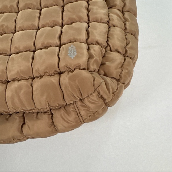 Free People FP Movement Quilted Carry All Tote Beige Overnight Bag Gym Large EUC - Picture 4 of 11